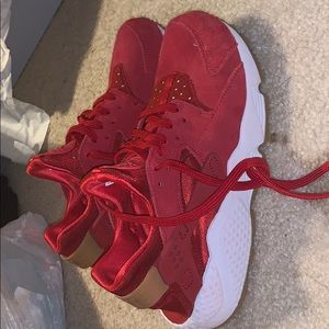 Red huaraches